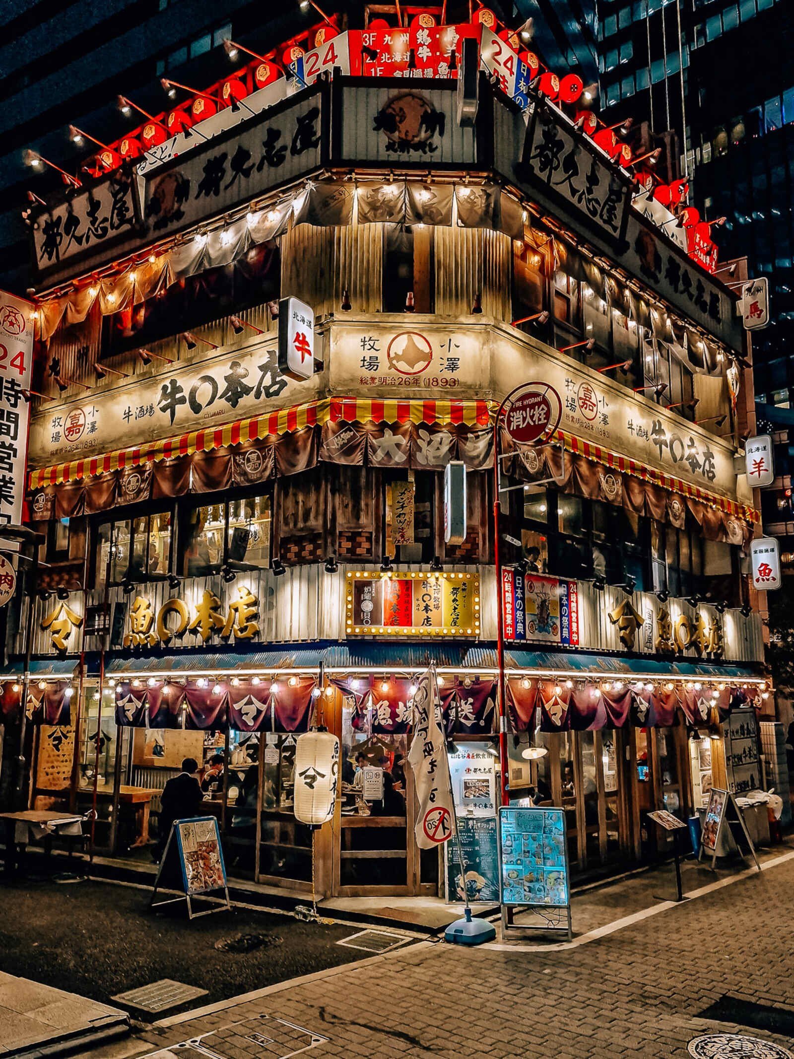 Zdjęcie z dzielnicy Ginza, Tokyo, Japonia Interpretacja malarstwa Masami Teraoki w serii "McDonald's Hamburgers Invading Japan" - tradycyjne ukiyo-e, popart i konsumocjonizm w japońskiej sztuce.