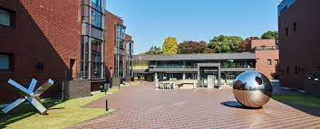 Tokyo Arts Museum Esej o twórczości japońskiego malarza, ekscentryka Edo - Itō Jakuchū, a także analiza jego obrazu "Wieloryb i słoń".