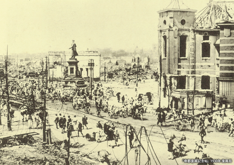 Nostalgia z ukrytym ostrzem. Shin-hanga to nie pocztówka. To diagnoza. Shin-hanga: nowe ukiyo-e w epoce fotografii. Hasui, Watanabe i Tokyo po 1923 – śnieg, nocne światło i modernizacja ukryta w detalach, między nostalgią a prawdą epoki.