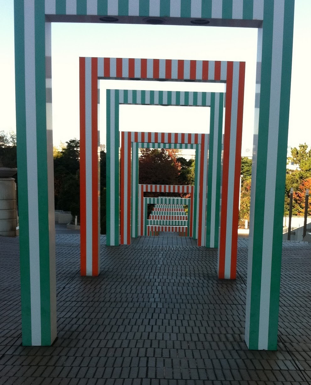 Esej przekrojowy o japońskiej symbolice, znaczeniu i historii bram torii.