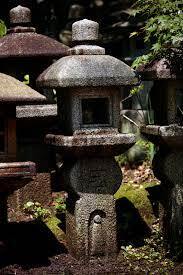 Tōrō – kamienne latarnie Japonii, w których płonie cisza i pamięć wieków Tōrō – japońskie kamienne latarnie. Historia, znaczenie, rodzaje i obecność w ogrodach, sztuce, zen i grach takich jak Ghost of Tsushima.