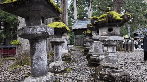 Tōrō – kamienne latarnie Japonii, w których płonie cisza i pamięć wieków Tōrō – japońskie kamienne latarnie. Historia, znaczenie, rodzaje i obecność w ogrodach, sztuce, zen i grach takich jak Ghost of Tsushima.