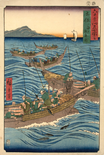 Zatoka Tosa, Japonia, ukiyo-e. Narysuj widok wybrzeża Japonii, dość ubogiej prowincji z okresu Edo, widok z pokładu statku europejskiego (innych statków nie ma na obrazku), tak tylko, by widać było kawałek burty i plecy i głowy od tyłu trzech mężczyzn ubranych w stylu europejskim z xviii wieku (ale nie jakoś elegancko, bardziej zwykle, jak marynarze). Jeden z nich to Beniowski. Fotorealistycznie.