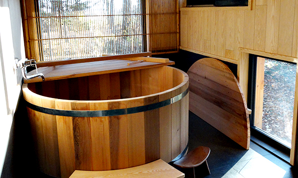 Wyłącz świat. Wejdź do wody. Furo - japońska kąpiel-medytacja Poznaj japońską kąpiel furo – rytuał wyciszenia, który łączy gorącą wodę, medytację i oddech, pomagając zredukować stres, poprawić sen i odzyskać wewnętrzny spokój. Sprawdź, jak praktykować furo w domowej łazience i dlaczego warto.