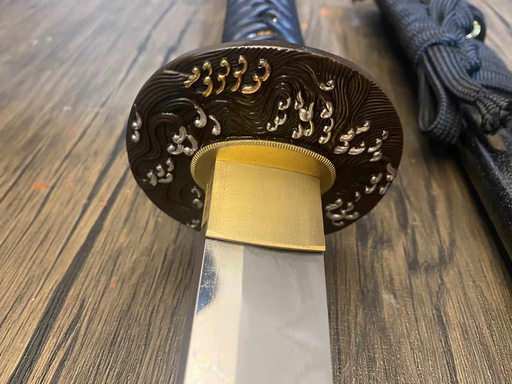 Zdobiona tsuba japońskiej katany. Esej o historii i ewolucji samurajskiego miecza - jak kultura Japonii doszła do dzisiejszych dzieł sztuki samurajskich katan.