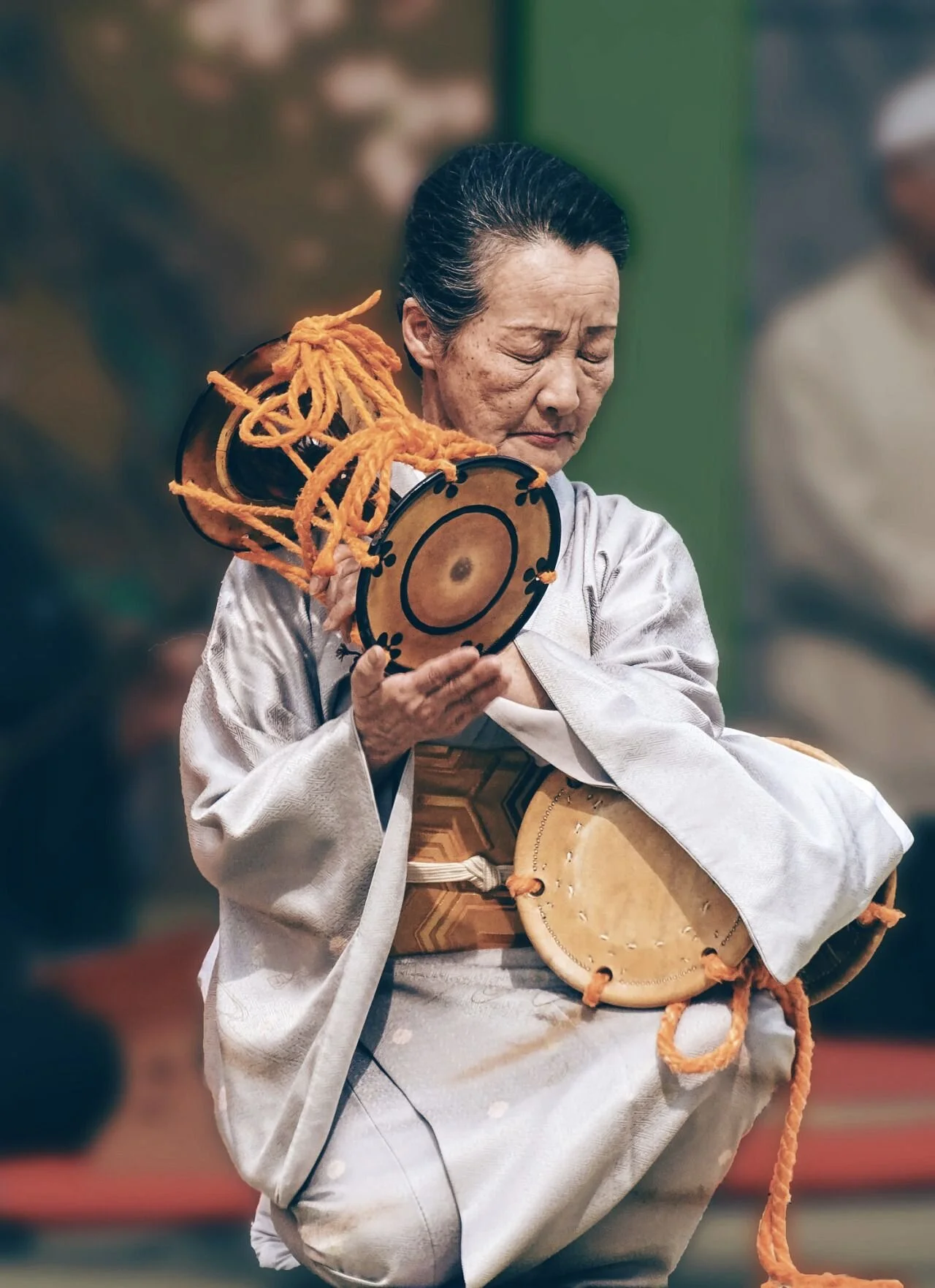 Skrzypienie podłogi, echo kroków na klatce schodowej, tykanie zegara - japońska sztuka uważnego słuchania „kaze no oto” Poznaj japońską sztukę słuchania kaze no oto – subtelnych dźwięków codzienności, które uczą uważności, spokoju i życia w chwili obecnej.