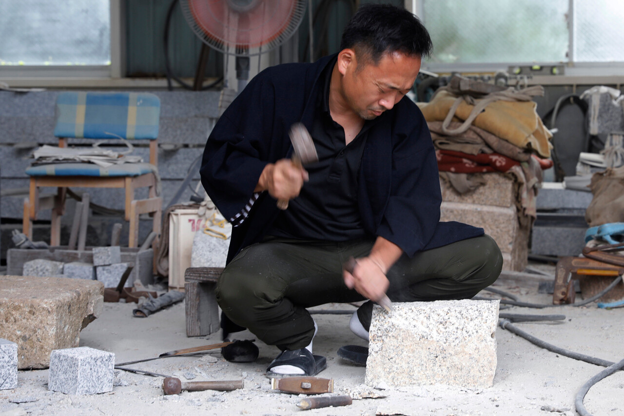 Tōrō – kamienne latarnie Japonii, w których płonie cisza i pamięć wieków Tōrō – japońskie kamienne latarnie. Historia, znaczenie, rodzaje i obecność w ogrodach, sztuce, zen i grach takich jak Ghost of Tsushima.