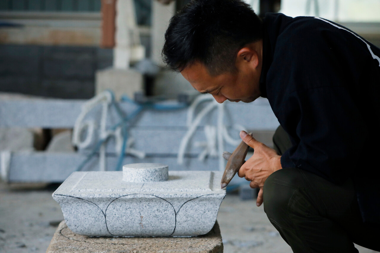 Tōrō – kamienne latarnie Japonii, w których płonie cisza i pamięć wieków Tōrō – japońskie kamienne latarnie. Historia, znaczenie, rodzaje i obecność w ogrodach, sztuce, zen i grach takich jak Ghost of Tsushima.