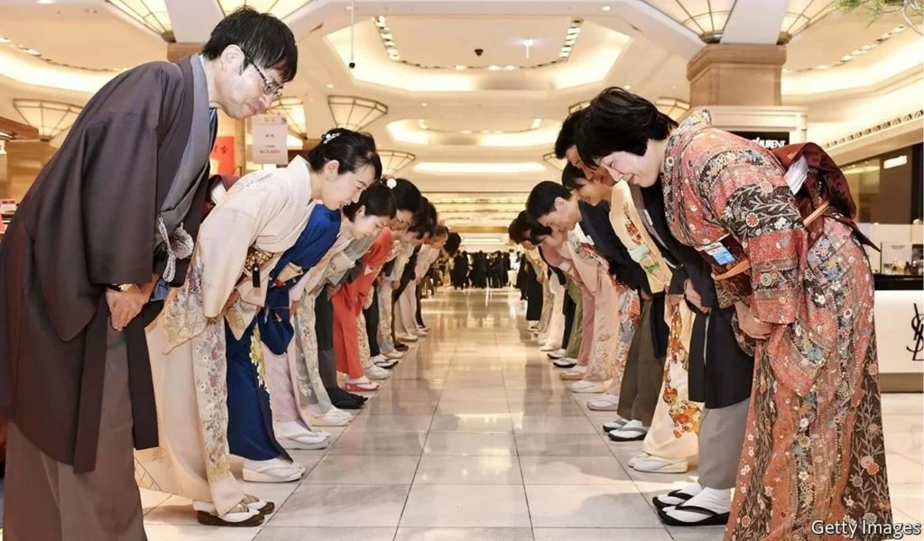 ukiyo-japan.pl - artykuł o omoiyari i japońskiej kulturze domyślania się Omoiyari, czyli o tym, gdzie i jak bardzo różni się kultura japońska od zachodniej w wyrażaniu uczuć, empatii i sposobie wyrażania się.