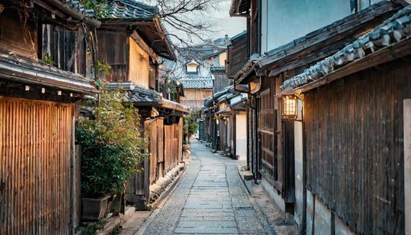 Uliczka jak z czasów Edo, Japonia Esej o Japonii Edo - Jak Tokugawa Ieyasu ujarzmił samurajów i zaprowadził pokój w wojennej Japonii?