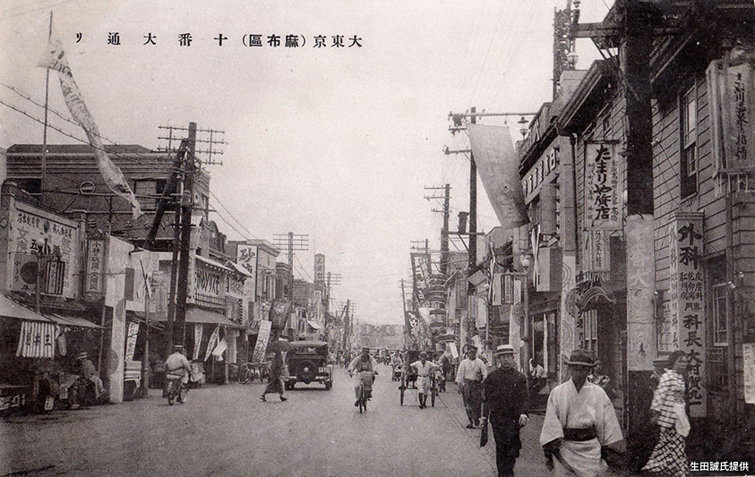 Nostalgia z ukrytym ostrzem. Shin-hanga to nie pocztówka. To diagnoza. Shin-hanga: nowe ukiyo-e w epoce fotografii. Hasui, Watanabe i Tokyo po 1923 – śnieg, nocne światło i modernizacja ukryta w detalach, między nostalgią a prawdą epoki.