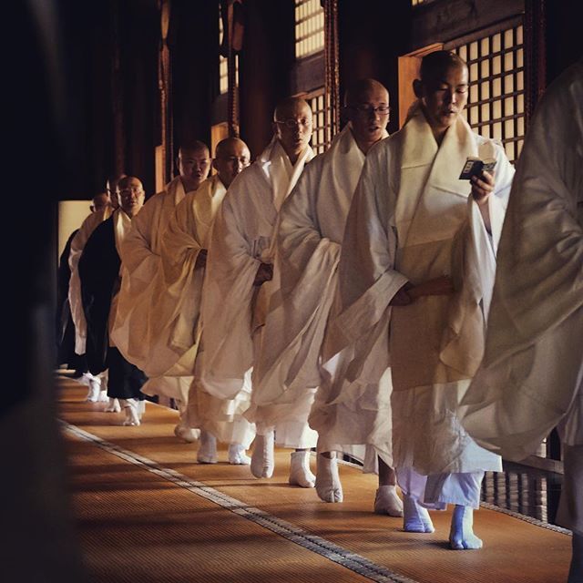 Wędrowni mnisi z japońskich gór Kōya — święty, szalony, oszust czy yōkai? Kim byli Kōya Hijiri – wędrowni mnisi z gór Kōya? Od świętych kaznodziejów po ludowe upiory Yadōkai, ich historia splata sacrum i grozę.