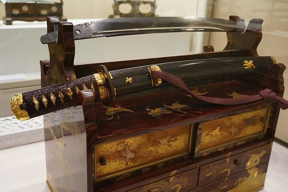 Artykuł o znaczeniu wakizashi na ukiyo-japan.pl Esej o samurajskiej broni wakizashi - budowa i historia, cechy charakterystycznme oraz symbolika i znaczenie w życiu samuraja.