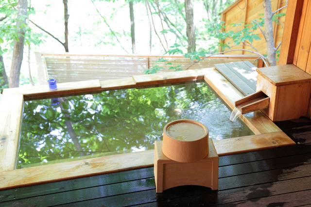 Wyłącz świat. Wejdź do wody. Furo - japońska kąpiel-medytacja Poznaj japońską kąpiel furo – rytuał wyciszenia, który łączy gorącą wodę, medytację i oddech, pomagając zredukować stres, poprawić sen i odzyskać wewnętrzny spokój. Sprawdź, jak praktykować furo w domowej łazience i dlaczego warto.