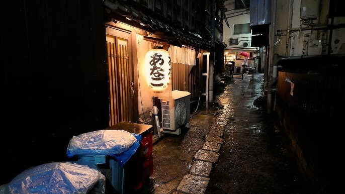 Wieczorne rozmyślania w barze. Yotsuya, Tokyo. Spokojne rozważania w małym barze w Yotsuya. Historia, dawne legendy, ciche ulice w deszczu i wspomnienia zapisane w tkance Tokyo.