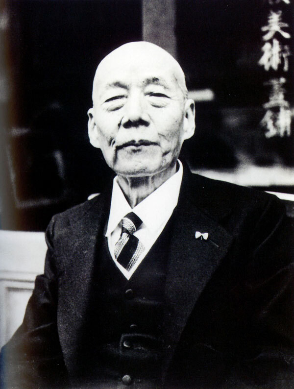 Nostalgia z ukrytym ostrzem. Shin-hanga to nie pocztówka. To diagnoza. Shin-hanga: nowe ukiyo-e w epoce fotografii. Hasui, Watanabe i Tokyo po 1923 – śnieg, nocne światło i modernizacja ukryta w detalach, między nostalgią a prawdą epoki.