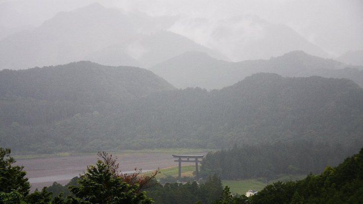 Wielka brama Torii na Kumano Kodo Esej o Kumano Kodo - japońskim Camino de Santiago - historia Japonii zaklęta w szlaku pielgrzymek przez góry Kii