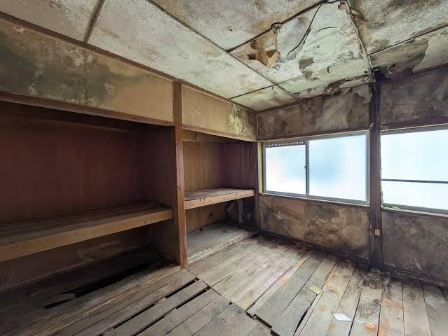 Akiya – 9 milionów pustych domów i rubryka kosztów, w której siedzi psychologia, nie ekonomia Sufit odchodzi płatami, a kuchnia stoi nietknięta od lat. Dziewięć milionów pustych domów w Japonii i powód, dla którego właściciele ich nie sprzedają. Akiya.