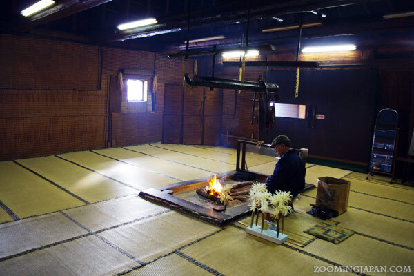Wnętrze chaty ajnuskiej Artykuł o ajnuskiej wiosce Shiraoi na Hokkaido - jak żyli Ainu 500 lat temu - spacer przez ajnuską wioskę.