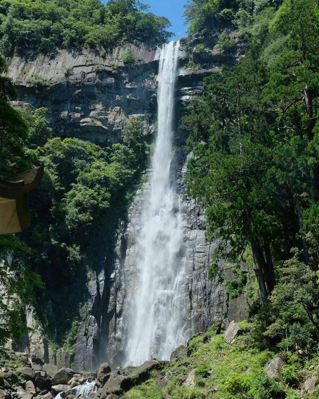 Wodospad Nachi Otaki na japońskim szlaku pielgrzymkowym Kumano Kodo Esej o Kumano Kodo - japońskim Camino de Santiago - historia Japonii zaklęta w szlaku pielgrzymek przez góry Kii
