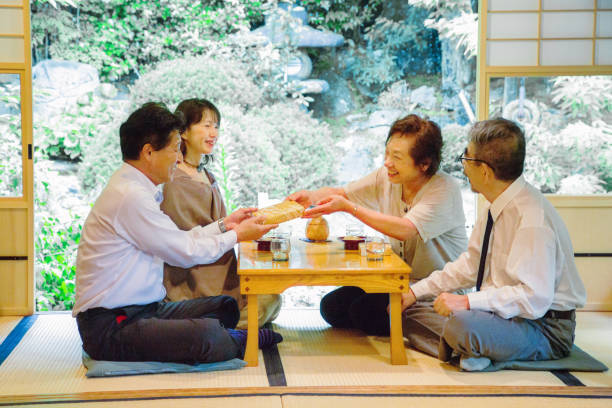 Oseibo – japoński rytuał wdzięczności i pamięci. Dlaczego uczeń pamięta o mistrzu przez całe życie? Esej o japońskiej praktyce drobnych prezentów z wdzięczności w połowie roku (ochugen) oraz na koniec roku (oseibo).