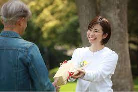 Oseibo – japoński rytuał wdzięczności i pamięci. Dlaczego uczeń pamięta o mistrzu przez całe życie? Esej o japońskiej praktyce drobnych prezentów z wdzięczności w połowie roku (ochugen) oraz na koniec roku (oseibo).