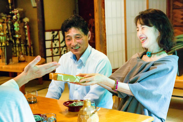 Oseibo – japoński rytuał wdzięczności i pamięci. Dlaczego uczeń pamięta o mistrzu przez całe życie? Esej o japońskiej praktyce drobnych prezentów z wdzięczności w połowie roku (ochugen) oraz na koniec roku (oseibo).