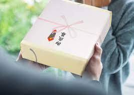 Oseibo – japoński rytuał wdzięczności i pamięci. Dlaczego uczeń pamięta o mistrzu przez całe życie? Esej o japońskiej praktyce drobnych prezentów z wdzięczności w połowie roku (ochugen) oraz na koniec roku (oseibo).