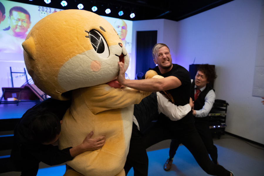 Futro, które zarabia miliardy - Yuru-kyara, czyli jak każda japońska mieścina ma swoją pocieszną pokrakę Yuru-kyara – japońskie maskotki, które promują miasta, tańczą w TV i zarabiają miliardy yenów. Poznaj ich historię, najbardziej zwariowane postacie i wpływ na gospodarkę Japonii.