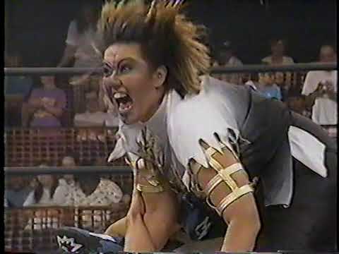 Wściekłą Bull Nakano, lata 90-te, WWF. Artykuł o japońskiej wrestlerce WWF (WWE) z lat 90-tych: Bull Nakano (Keiko Nakano), która weszła do Hall of Fame WWE w 2024.