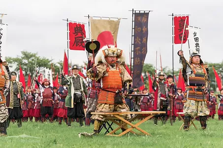 Bitwa samurajska. Samurajskie flagi wojenne od sashimono po uma-jirushi - jak Japończycy znaczyli swoje jednostki w bitwach Genpei i Sengoku.