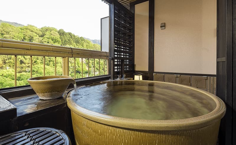 Wyłącz świat. Wejdź do wody. Furo - japońska kąpiel-medytacja Poznaj japońską kąpiel furo – rytuał wyciszenia, który łączy gorącą wodę, medytację i oddech, pomagając zredukować stres, poprawić sen i odzyskać wewnętrzny spokój. Sprawdź, jak praktykować furo w domowej łazience i dlaczego warto.