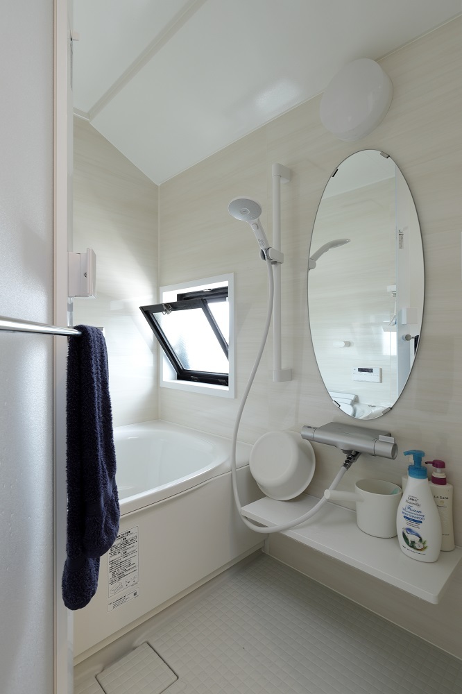 Wyłącz świat. Wejdź do wody. Furo - japońska kąpiel-medytacja Poznaj japońską kąpiel furo – rytuał wyciszenia, który łączy gorącą wodę, medytację i oddech, pomagając zredukować stres, poprawić sen i odzyskać wewnętrzny spokój. Sprawdź, jak praktykować furo w domowej łazience i dlaczego warto.