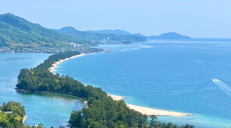 Mierzeja Amano Hashidate, prefektura Kyoto, japonia Analiza i interpretacja obrazu Amano Hashidate - japońskie sumi-e autorstwa Sesshu Toyo - zen w Niebiańskim Moście z XVI wieku.