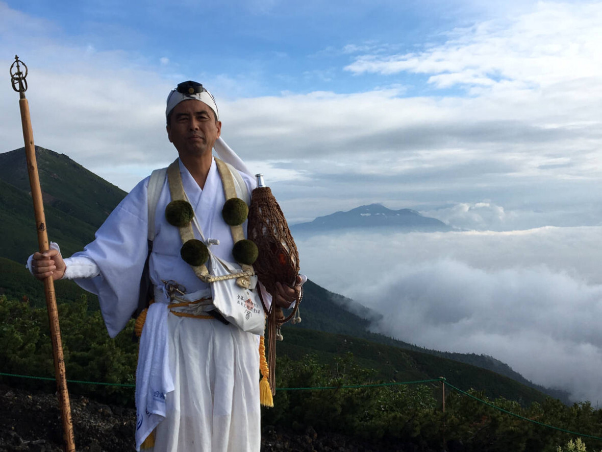 Yamabushi na Kumano Kodo Esej o Kumano Kodo - japońskim Camino de Santiago - historia Japonii zaklęta w szlaku pielgrzymek przez góry Kii