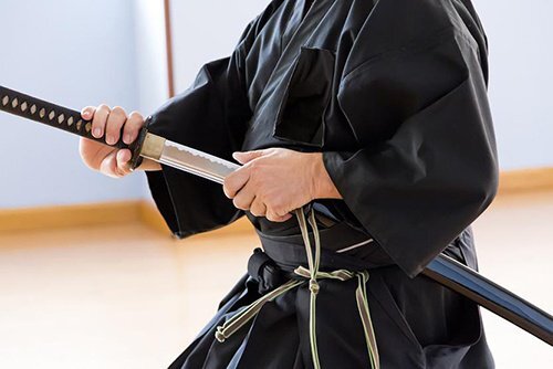 Iaido - sztuka wyjmowania katany. Esej o historii i ewolucji samurajskiego miecza - jak kultura Japonii doszła do dzisiejszych dzieł sztuki samurajskich katan.