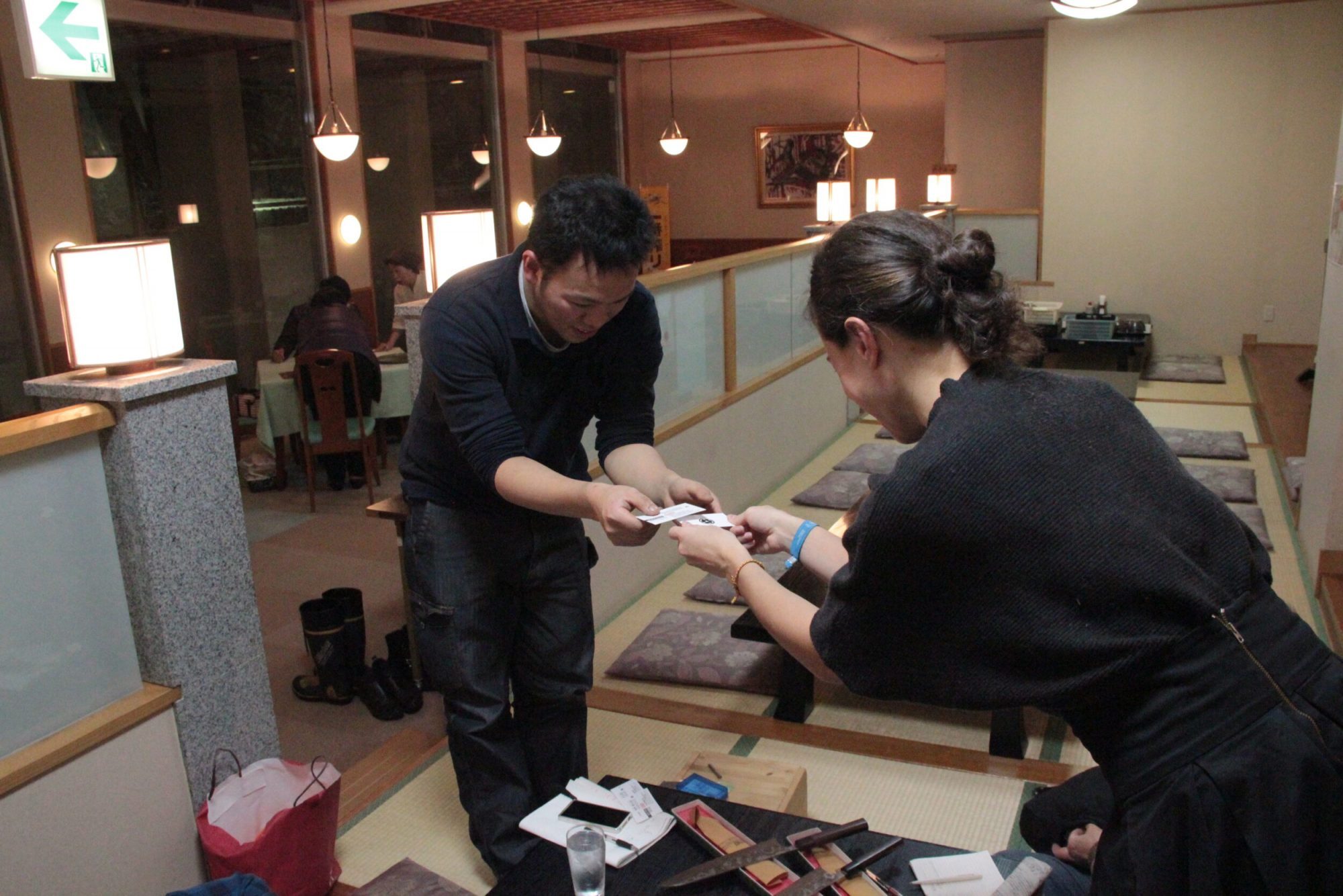 Oseibo – japoński rytuał wdzięczności i pamięci. Dlaczego uczeń pamięta o mistrzu przez całe życie? Esej o japońskiej praktyce drobnych prezentów z wdzięczności w połowie roku (ochugen) oraz na koniec roku (oseibo).