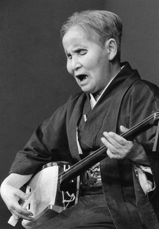 Goze: Blind Female Artists of Feudal Japan – Dignity in a Journey through Snow and Rejection Discover the story of the goze – blind female artists of feudal Japan. Their lives were marked by strict discipline, wandering, and dignity reclaimed through art.