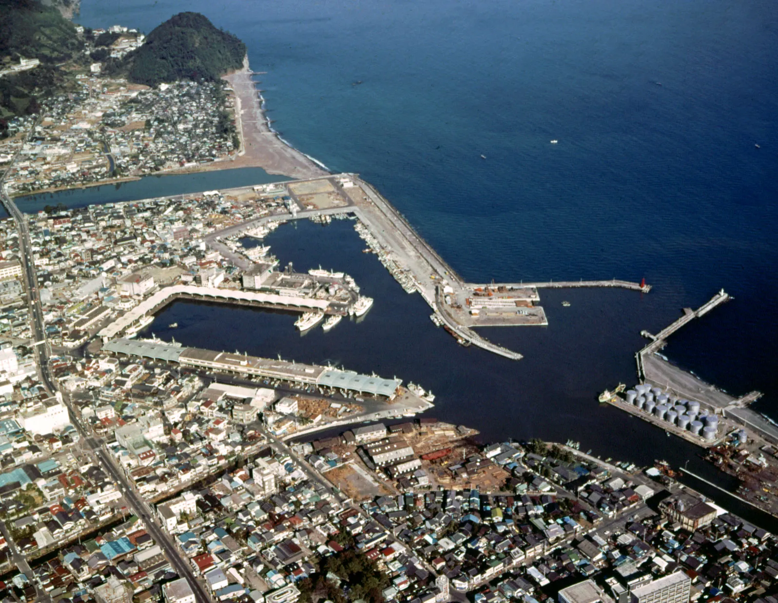 Zdjęcie miasta Yaizu w Japonii. Tetsuya Ishida - japoński malarz współczesnego surrealizmu. Sztuka Japonii.