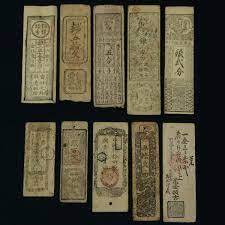 Państwo bez banków – system monetarny shogunów i kredyt mierzony honorem i wstydem w Japonii Edo Państwo bez banków i giełdy, w którym kredyt opierał się na zaufaniu, a pieniądz był częścią porządku świata – Japonia Edo za czasów shogunów.