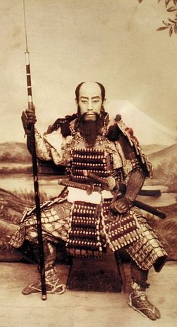 Samurai z yari, zdjęcie pozowane z okresu Meiji 10 prawd historycznych o Samurajach, jako japońskiej klasie społecznej - jaki był prawdziwy samurai?