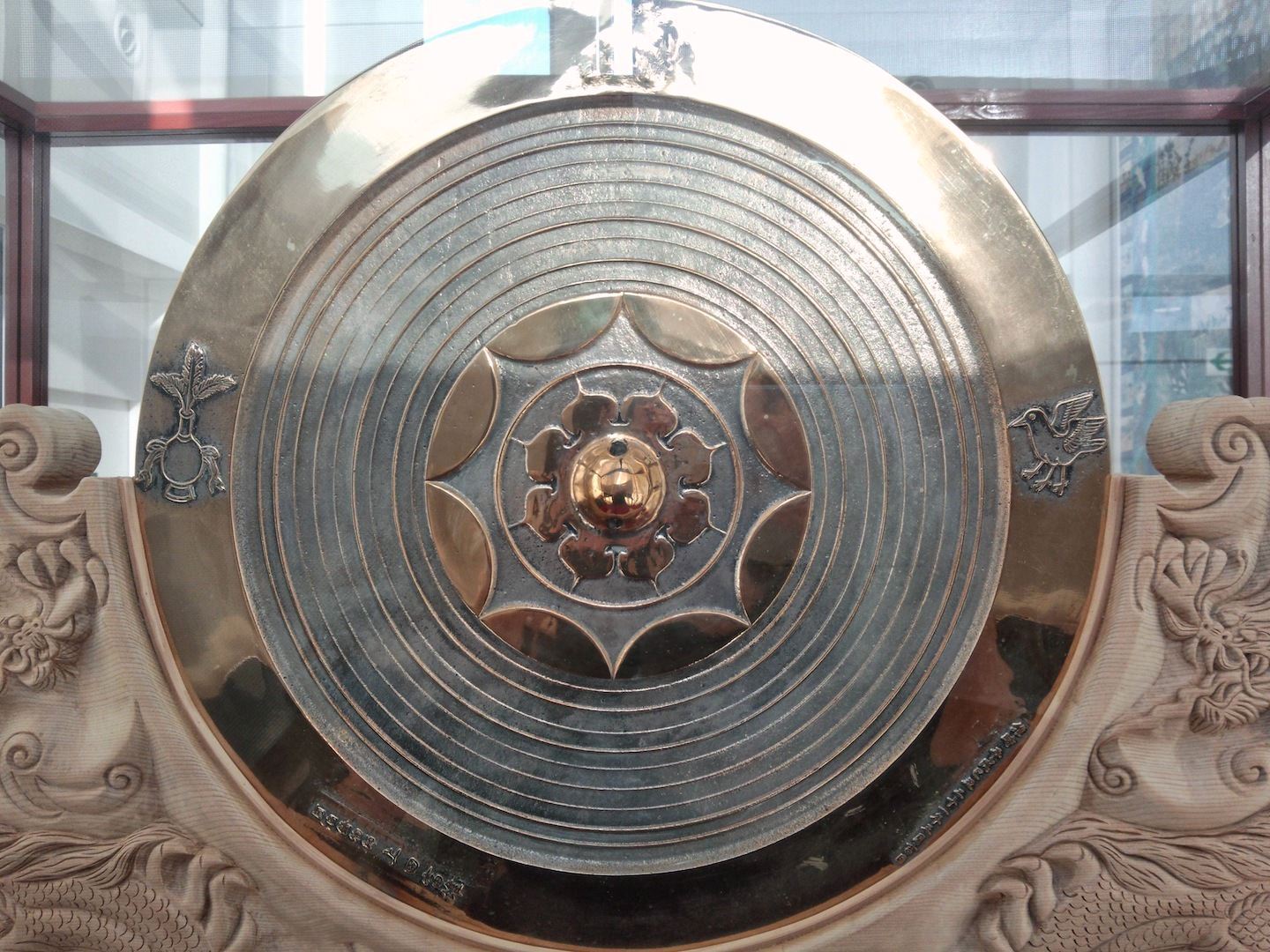 Na początku kobieta była Słońcem – historia Amaterasu Poznaj fascynującą historię Amaterasu, bogini słońca w mitologii japońskiej. Od archeologii i dawnych rytuałów, przez politykę Yamato i ideologię Meiji, aż po feminizm Hiratsuki Raichō i popkulturowe reinterpretacje — odkryj, jak jeden mit kształtował kulturę, tożsamość i wyobraźnię Japonii przez wieki.