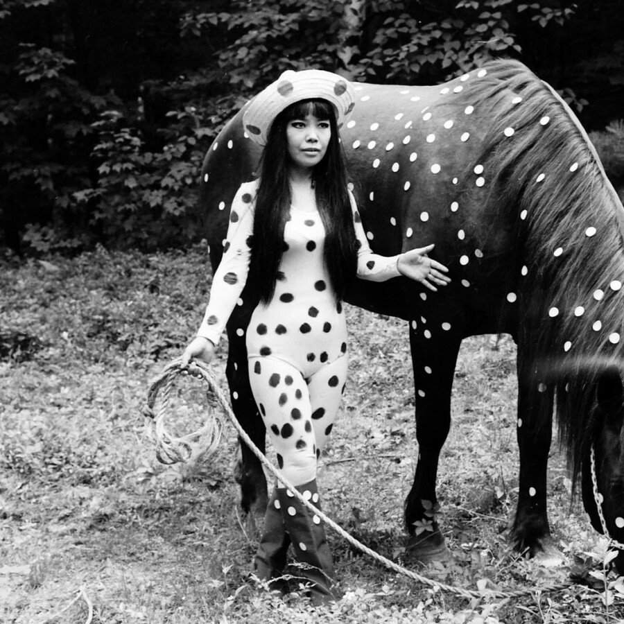 Yayoi Kusama ,polka doty i koń. Artykuł o japońskiej artystce współczesnej Yayoi Kusama, która swoją sztuką zmaga się z chorobą psychiczną. Sztuka polka dot w japońskiej ekspresji.