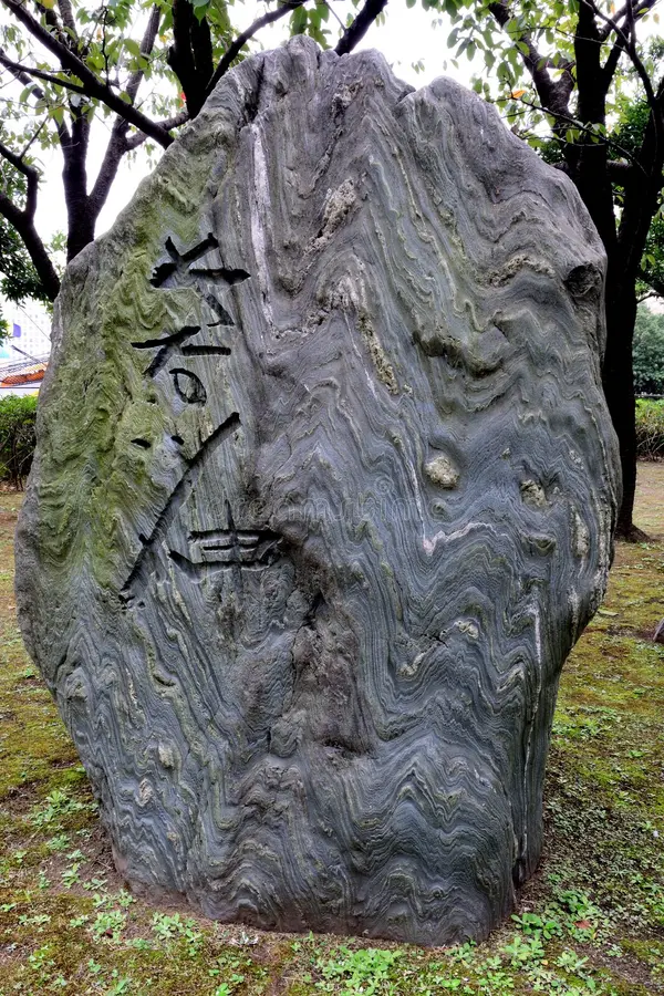 Kodowanie wiatru - techniki tajnej komunikacji szkół ninja w czasie wojen Sengoku Esej o technikach kodowanej komunikacji między oddziałami shinobi na przestrzeni historii Muromachi i Edo Japonii.