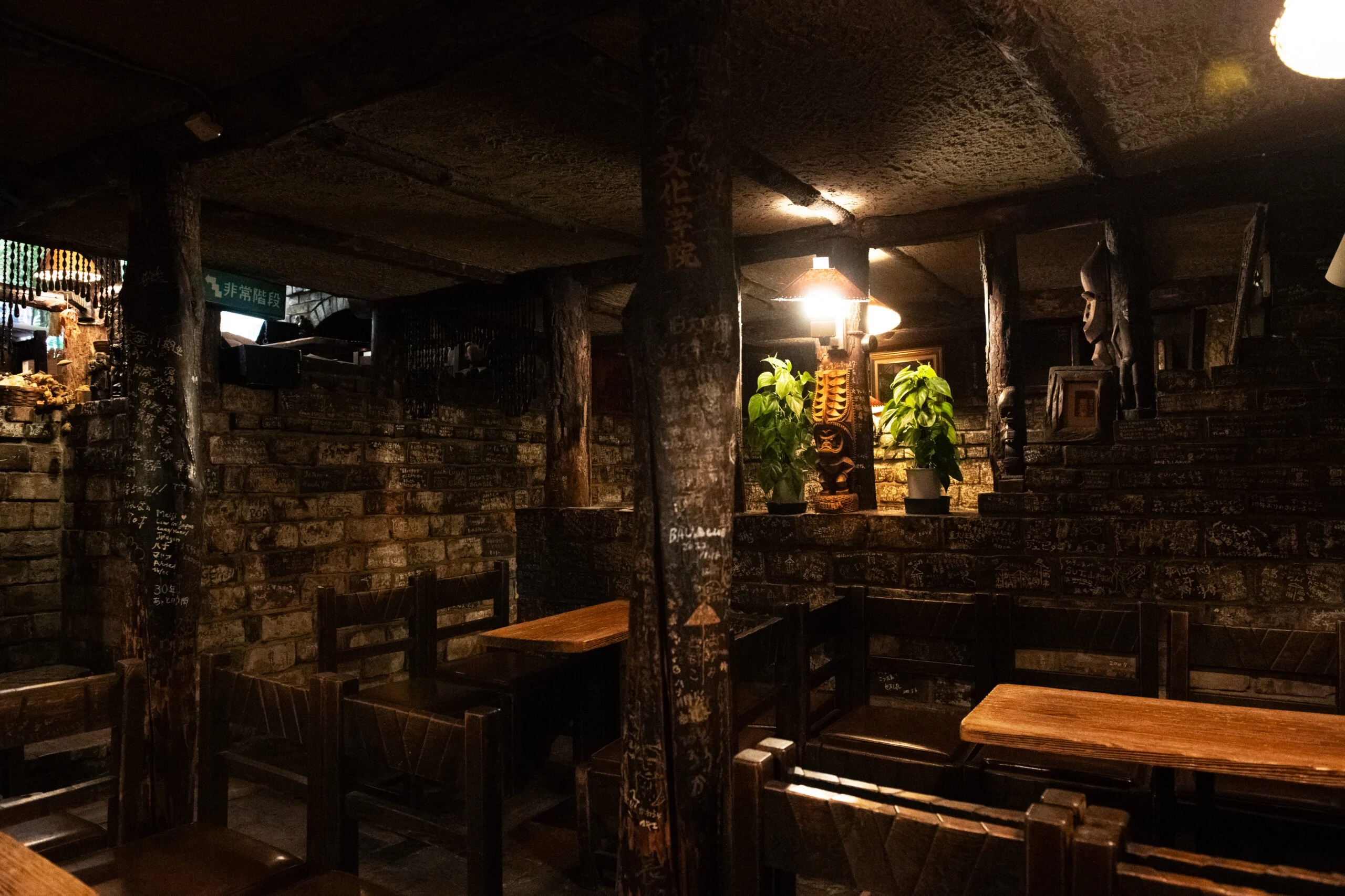 Wieczorne rozmyślania w barze. Yotsuya, Tokyo. Spokojne rozważania w małym barze w Yotsuya. Historia, dawne legendy, ciche ulice w deszczu i wspomnienia zapisane w tkance Tokyo.