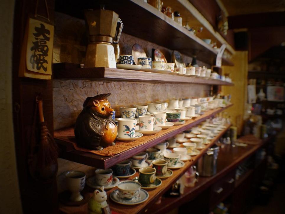 Wieczorne rozmyślania w barze. Yotsuya, Tokyo. Spokojne rozważania w małym barze w Yotsuya. Historia, dawne legendy, ciche ulice w deszczu i wspomnienia zapisane w tkance Tokyo.