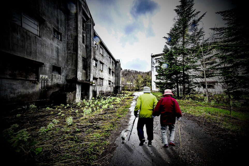 „Lis na niej przysiadł” – opętania kitsune-tsuki kobiet na japońskiej prowincji Kitsune-tsuki: od dawnych wsi po psychiatrie Meiji. Jak „lis” stawał się językiem niewypowiedzianego gniewu kobiet i narzędziem społecznego piętna.