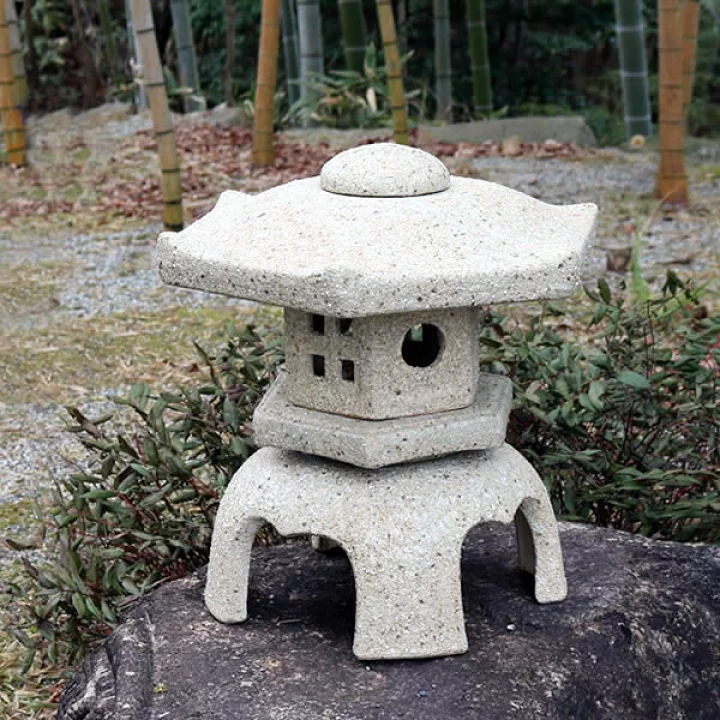 Tōrō – kamienne latarnie Japonii, w których płonie cisza i pamięć wieków Tōrō – japońskie kamienne latarnie. Historia, znaczenie, rodzaje i obecność w ogrodach, sztuce, zen i grach takich jak Ghost of Tsushima.