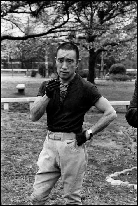 Yukio Mishima - popełnił seppuku, napisał jisei no ku. Japońska poezja jisei no ku - gdy samuraj popełnia seppuku - ostatnie słowa przed śmiercią.