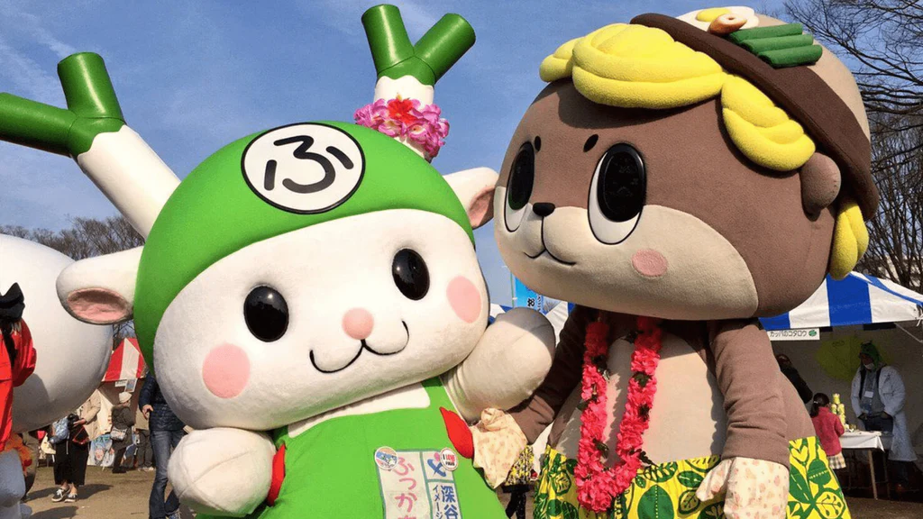 Futro, które zarabia miliardy - Yuru-kyara, czyli jak każda japońska mieścina ma swoją pocieszną pokrakę Yuru-kyara – japońskie maskotki, które promują miasta, tańczą w TV i zarabiają miliardy yenów. Poznaj ich historię, najbardziej zwariowane postacie i wpływ na gospodarkę Japonii.